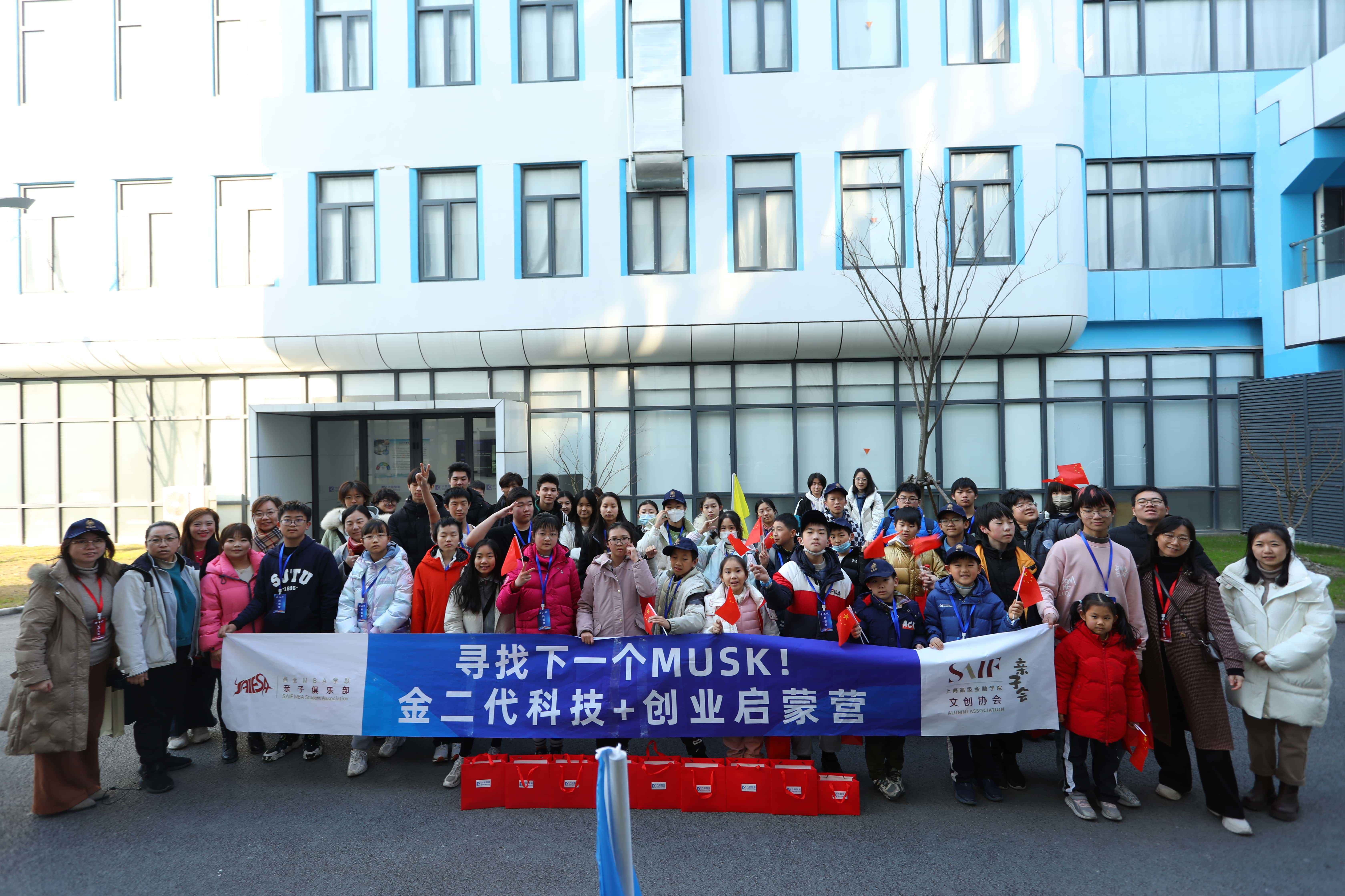 一群懷揣科技夢想的少年到訪六聯智能(néng)上海園區參觀學(xué)習