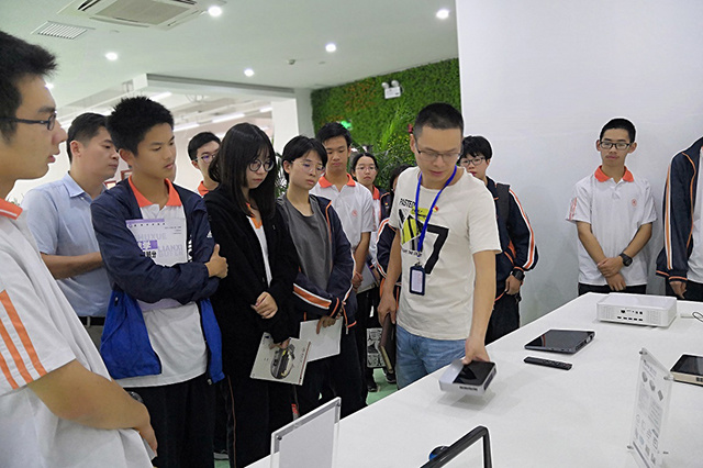 Representatives of Teachers and Students of Songjiang No.2 Middle School Visit Shanghai Liulian Representatives of Teachers and Students of Songjiang No.2 Middle School Visit Shanghai Liulian